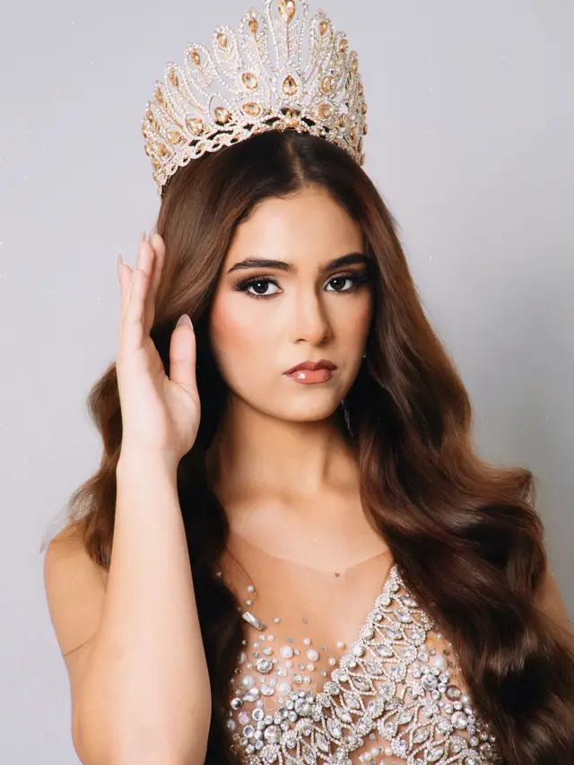 Pageant queen makeup with crown